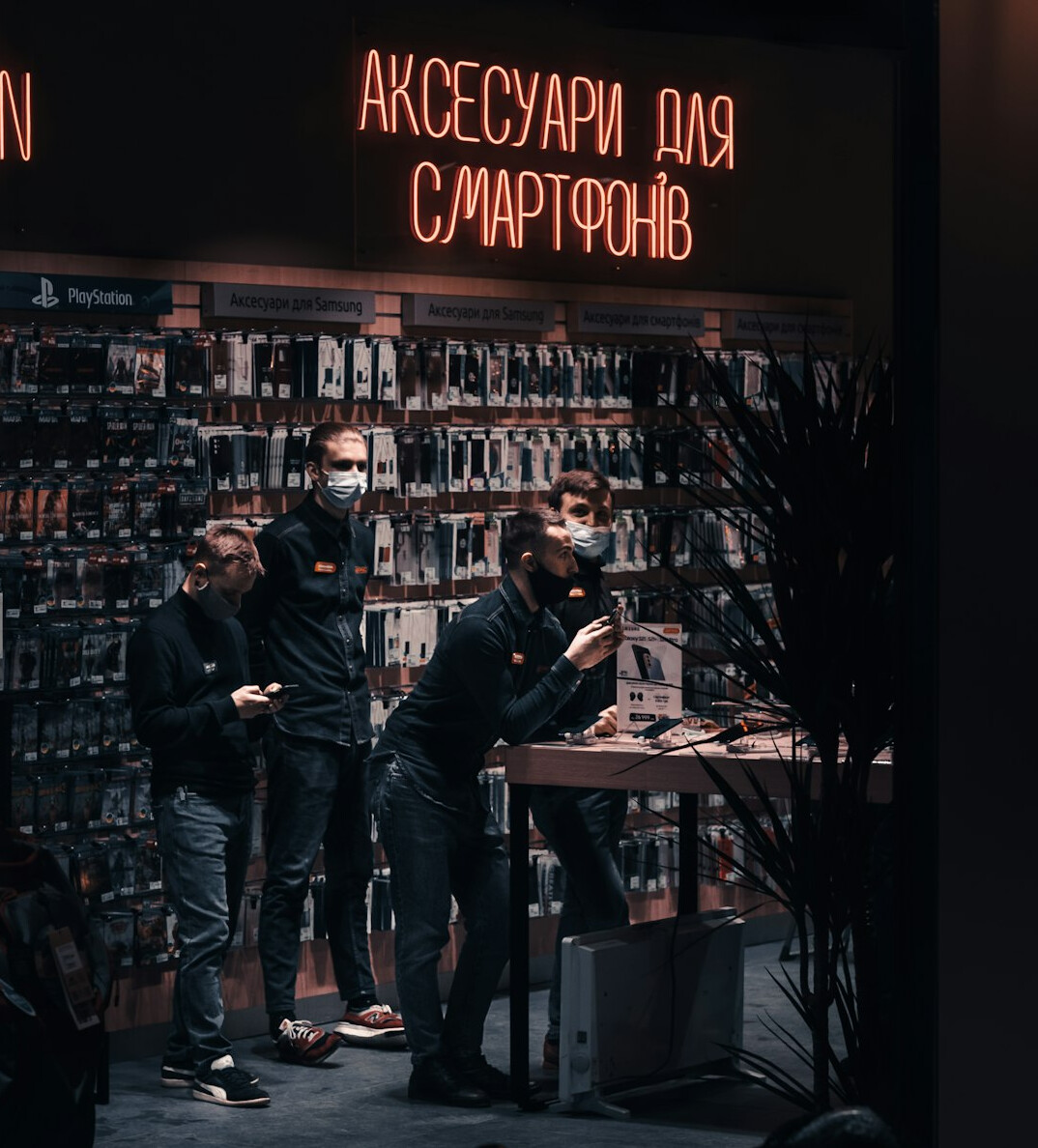 security team meeting in store